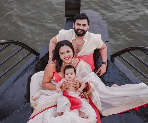 amala-paul-with-her-kid